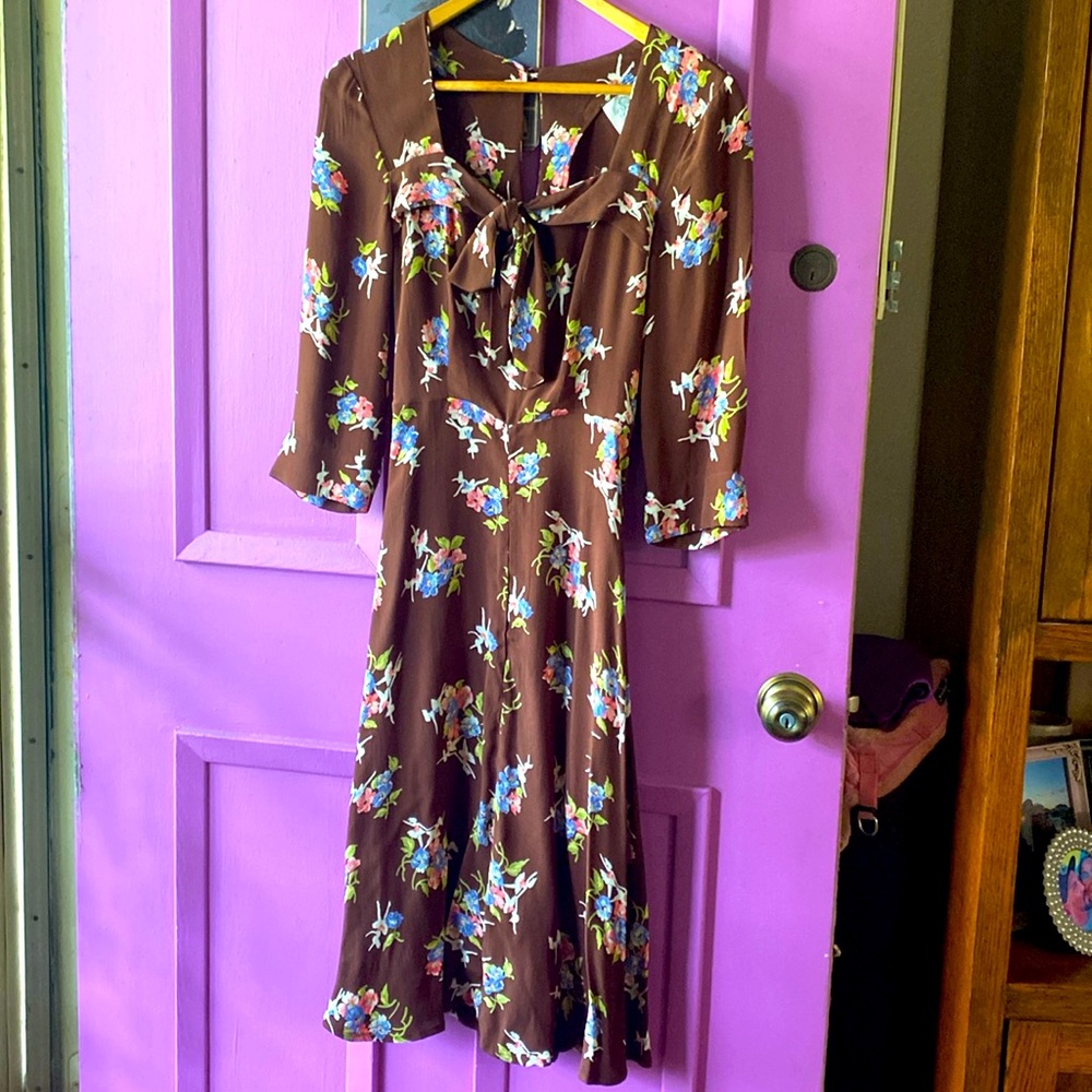 Seamstress of Bloomsbury light brown with pink and purple flowers 8